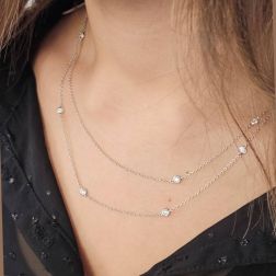 Collana Laccio Circle 13 Diamanti in Oro Bianco foto indossata