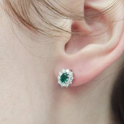 Orecchini Kate Smeraldo 5x4mm e 20 Diamanti foto indossata