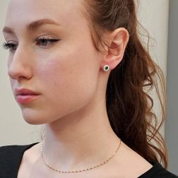 Orecchini Kate Smeraldo 5x4mm e 20 Diamanti foto indossata