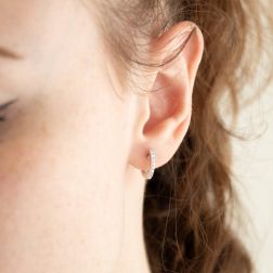 Monoorecchino Boccola SINGOLA Diamanti ovale piccola foto indossata