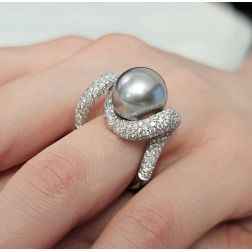 Anello Design Onda con Perla Tahiti e Pavé di Diamanti foto indossata
