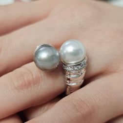 Anello Contrariè perla Tahiti e Australiana con Diamanti foto indossata