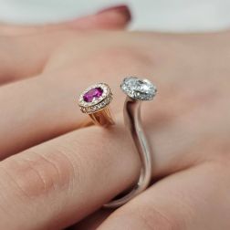 Anello Steli Diamanti e Rubino in Oro Rosa e Bianco foto indossata
