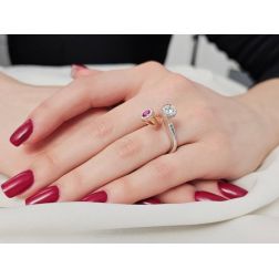 Anello Steli Diamanti e Rubino in Oro Rosa e Bianco foto indossata