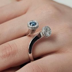 Anello Steli Diamanti e Diamante Blu in Oro Bianco foto indossata