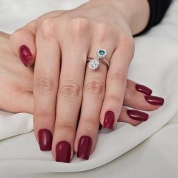 Anello Steli Diamanti e Diamante Blu in Oro Bianco foto indossata