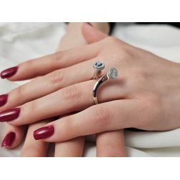 Anello Steli Diamanti e Diamante Blu in Oro Bianco foto indossata