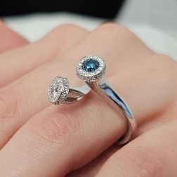 Anello Steli Diamanti e Diamante Blu in Oro Bianco foto indossata
