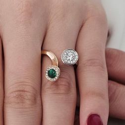 Anello Steli Smeraldo e Diamanti in Oro Rosa e Bianco foto indossata