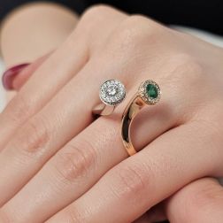 Anello Steli Smeraldo e Diamanti in Oro Rosa e Bianco foto indossata