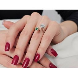 Anello Steli Smeraldo e Diamanti in Oro Rosa e Bianco foto indossata