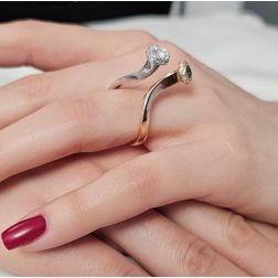 Anello Steli Smeraldo e Diamanti in Oro Rosa e Bianco foto indossata