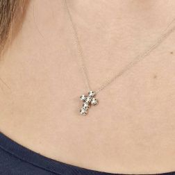 Girocollo Croce 6 Diamanti Circle Sfaccettati foto indossata