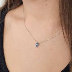 Collana con Croce 5 Zaffiri Blu e Diamante - Larghezza 6.7mm foto indossata
