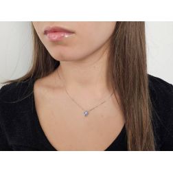 Collana con Croce 5 Zaffiri Blu e Diamante - Larghezza 6.7mm foto indossata