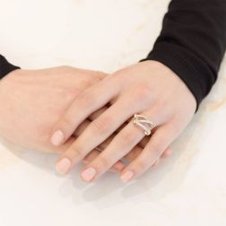 Anello Design Intrecciato con Diamanti in Oro Rosa e Bianco foto indossata