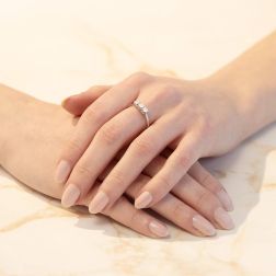 Anello Trilogy Crociera 0,40ct foto indossata