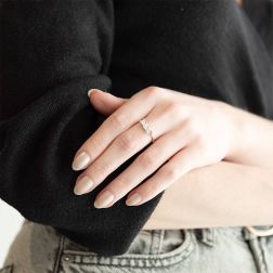 Anello Trilogy Wave 0,57ct Diamanti certificati GIA foto indossata