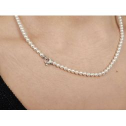 Collana Perle Akoya 4mm moschettone 12 Diamanti in Oro Bianco foto indossata