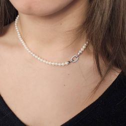 Collana Perle Akoya 4.5mm chiusura Ottagonale in Oro Bianco foto indossata