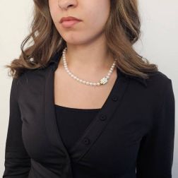 Collana Perle Akoya chiusura Incastro con strisce di Diamanti foto indossata