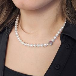Collana Perle Akoya chiusura Gancio Tondo con Rubini e Diamanti foto indossata