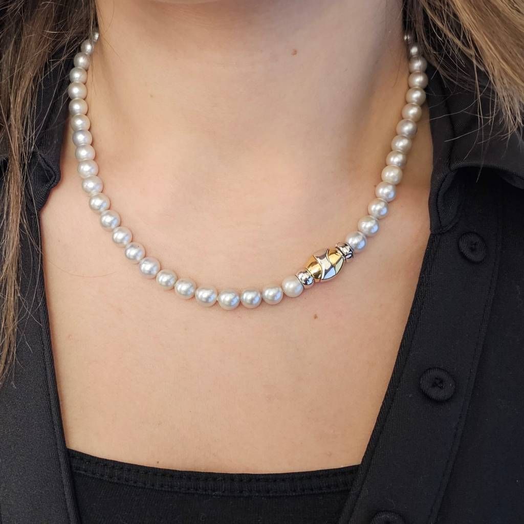 Collana Perle Akoya grigie chiusura ovale a cassetta Bicolor foto indossata