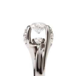 Anello Solitario Contornato "Louvre" doppio Diamante in Platino