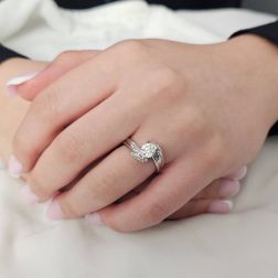 Anello Solitario Contornato "Louvre" 0.76ct doppio Diamante in Platino foto indossata