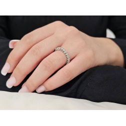 Anello Veretta Eternity in Platino e 24 Diamanti foto indossata