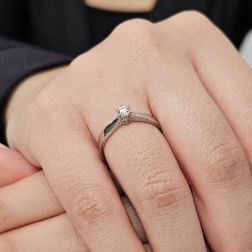 Photo of worn Solitaire Band Diamond 0.19ct GIA