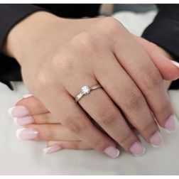 Solitario Band in Platino Diamante 0.47ct GIA foto indossata