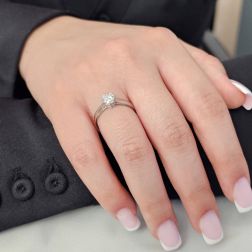 Solitario Band in Platino Diamante 0.70ct GIA foto indossata