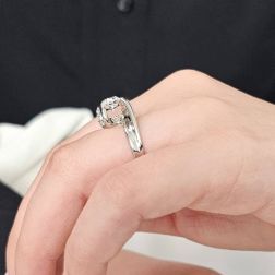 Anello Solitario Contornato "Louvre" 1.02ct doppio Diamante in Platino foto indossata