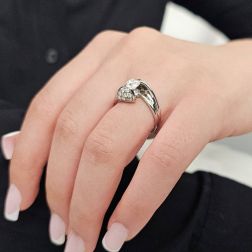 Anello Solitario Contornato "Louvre" 0.76ct doppio Diamante in Platino foto indossata