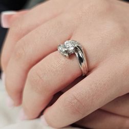 Anello Solitario Contornato "Louvre" 0.76ct doppio Diamante in Platino foto indossata