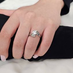 Anello Solitario Contornato "Louvre" 1.02ct doppio Diamante in Platino foto indossata