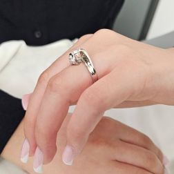 Anello Solitario Contornato "Louvre" 1.02ct doppio Diamante in Platino foto indossata