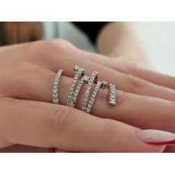 Anello Design Vortice di Diamanti in Oro Bianco foto indossata