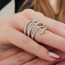 Anello Design Vortice di Diamanti in Oro Bianco foto indossata