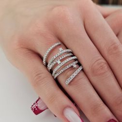 Anello Design Vortice di Diamanti in Oro Bianco foto indossata