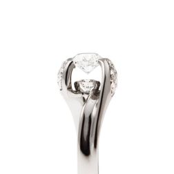 Anello Solitario Contornato "Louvre" 0.76ct doppio Diamante in Platino