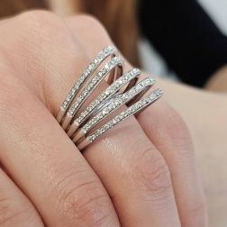 Anello Design 5 archi con 105 Diamanti in Oro Bianco foto indossata