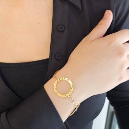 Bracciale Cerchi Martellati e Catena Brillantata in Oro Giallo foto indossata