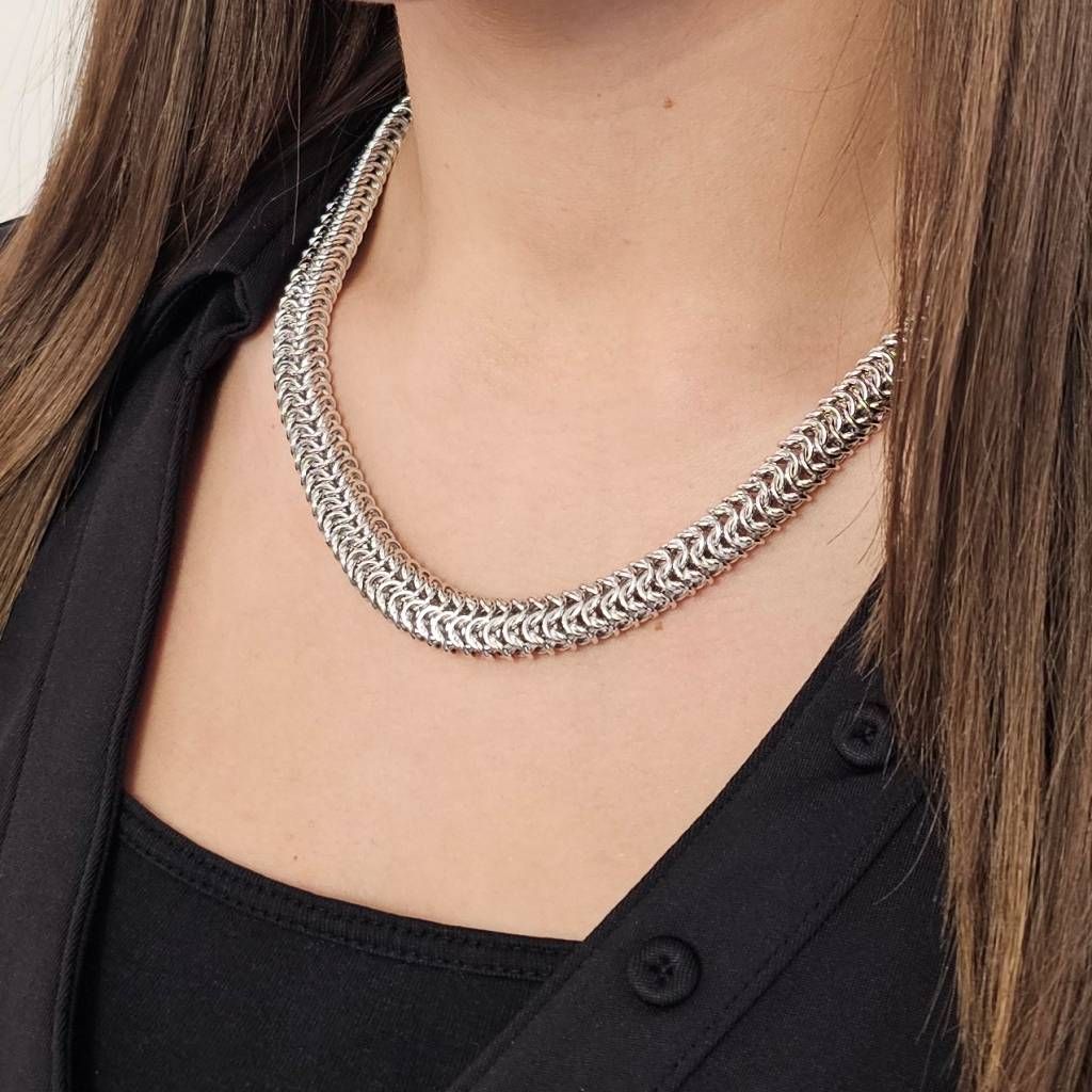 Photo of worn Semirigid large necklace 46cm in White Gold