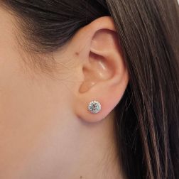 Orecchini Punto Luce con Acquamarina e 28 Diamanti foto indossata