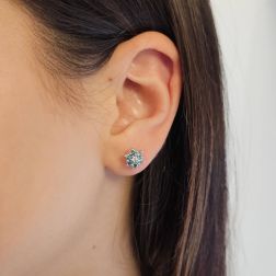 Orecchini Fiori con Diamanti Blu foto indossata