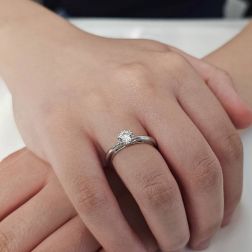 Photo of worn Solitaire "Blossom" 0.54ct GIA Diamond Platinum