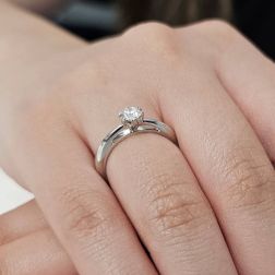 Solitario "Blossom" Diamante GIA da 0.40ct Platino foto indossata