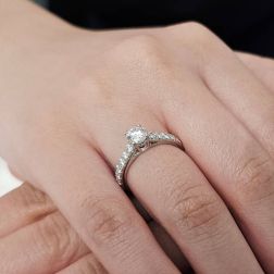 Solitario "Bridge" Diamante GIA da 0.53ct Contorno Griffato Platino foto indossata